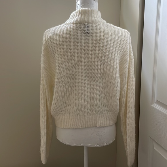 Divided soft acrylic crop sweater - Picture 4 of 7